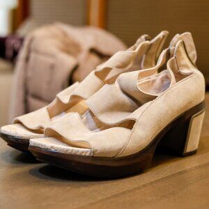 Jambu's Wedge in cream color